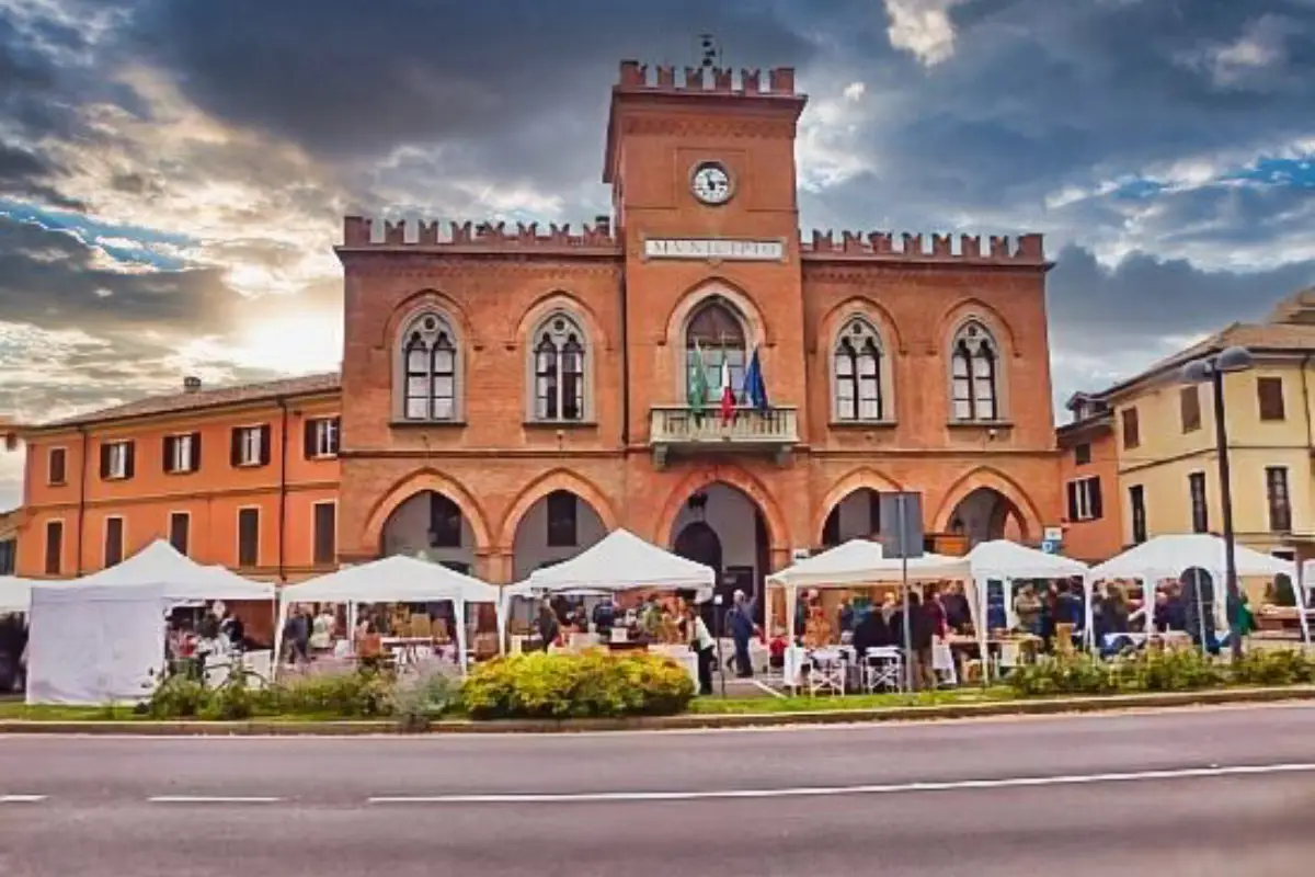 Municipio di Rivanazzano Terme in mattoni rossi con torre dell’orologio e gazebo bianchi in piazza, Oltrepò Pavese