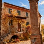 Fortunago in autunno tra case in pietra e colori autunnali nell’Oltrepò Pavese