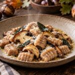 Gnocchi di castagne con funghi porcini, ricetta autunnale ispirata ai sapori dell'Alto Oltrepò Pavese