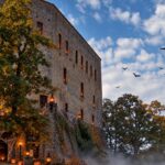 Castello Dal Verme di Zavattarello decorato per Halloween con zucche illuminate, pipistrelli e atmosfere misteriose per l'evento del 31 ottobre 2026.