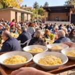 Sagra del Paese di Cigognola 2026 nell'Oltrepò Pavese, con piatti di polenta in primo piano e partecipanti alla festa organizzata dalla Pro Loco.