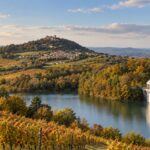 Vista autunnale tra i vigneti di Montalto Pavese e il Lago di Trebecco, con colline e colori dell’Oltrepò Pavese.